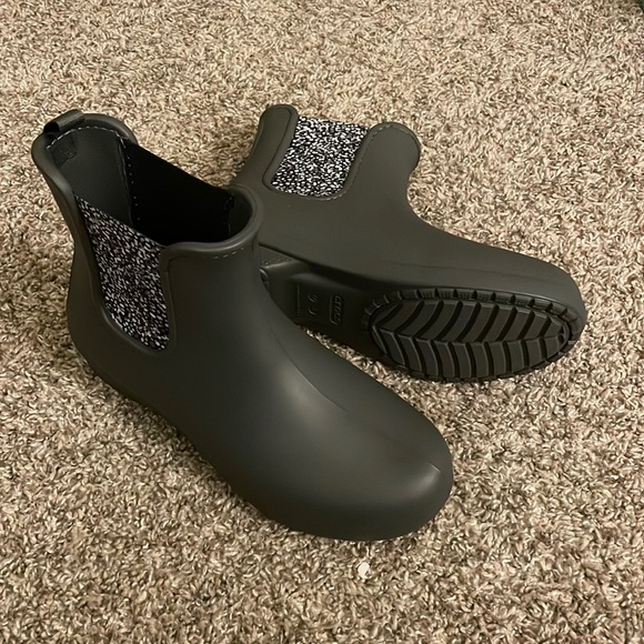 CROCS Shoes - Crocs women’s freesail chelsea boot, size 8, NWT, dark grey with pattern